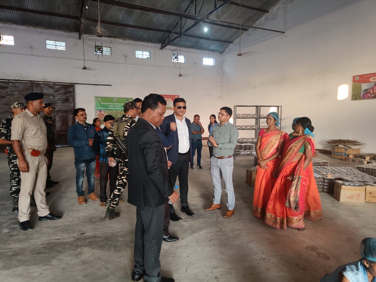 irsashok's tweet photo. Visited #AspirationalBlocks #TribalDistricts #Gumla #Simdega in #Jharkhand n interacted with #beneficiaries as #DistrictPrabhari of #VikasitSankalpBharatYatra which aims @saturation of 17 #CentralSchemes #VSBY 2 b launched in 70 Tribal districts on Nov15 #JanJatiyaGauravDivas 🇮🇳 https://t.co/fgdLLjVgCF