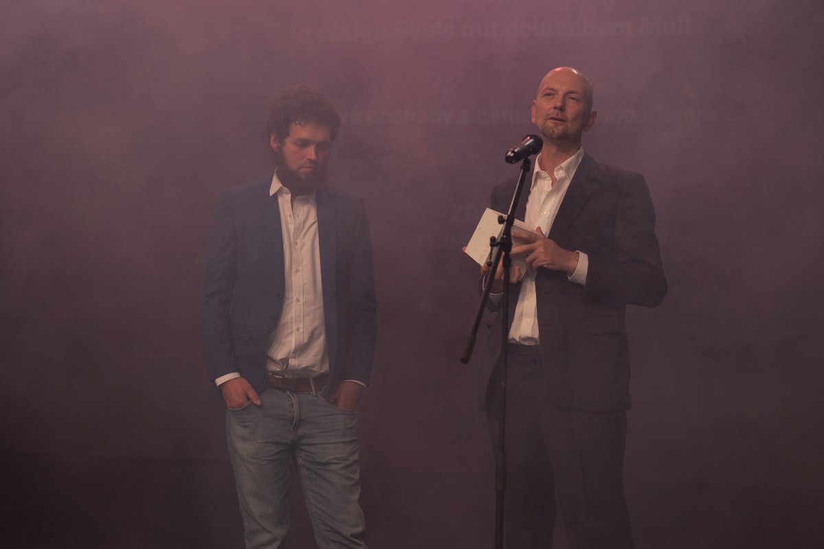 Deutsch-tschechischer Journalistenpreis 2023 verliehen! In der Kategorie Multimedia DE wurden Michael Billig und @m_muenstermann für die Reportage Dreckige Deals mit deutschem Müll ausgezeichnet, die am 31. 5. 2023 im <a href="/ZDF/">ZDF</a> ausgestrahlt wurde. zdf.de/dokumentation/…