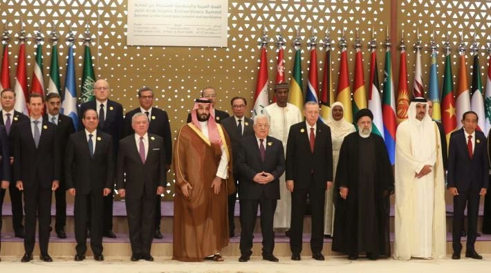 قال دبلوماسيون عرب لفرانس برس إن بعض البلدان، بما في ذلك الجزائر ولبنان، اقترحت الرد على الدمار في غزة من خلال التهديد بتعطيل إمدادات النفط إلى إسرائيل وحلفائها وكذلك قطع العلاقات الاقتصادية والدبلوماسية.
ومع ذلك، رفضت ثلاث دول على الأقل، بما في ذلك الإمارات  والبحرين، الاقتراح.