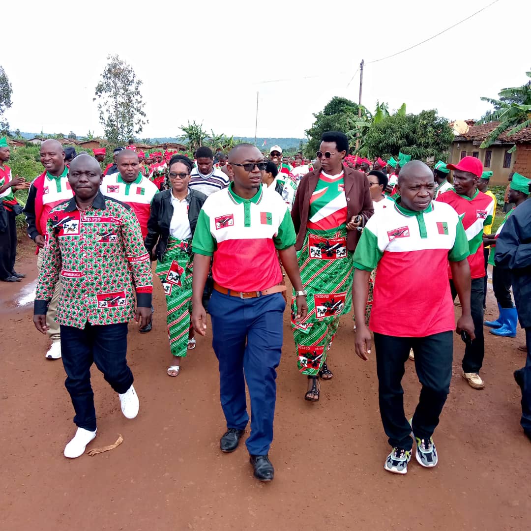 CnddFddButanyer's tweet photo. Abanywanyi bashasha 527 abenshi muribo bavuye muri @BurundiCnl,nibo bahejeje kwakirwa n'umunyamabanga wa @CnddFdd muntara ya #Butanyerera murukurikirane rw'ingendo arimwo mumakomine 8 ayigize.Hari kuyu wa 11/11/2023 murugendo yakoreye muma komine ya Ngozi na Muhanga
@R_Ndikuriyo https://t.co/WldYiGIn2p
