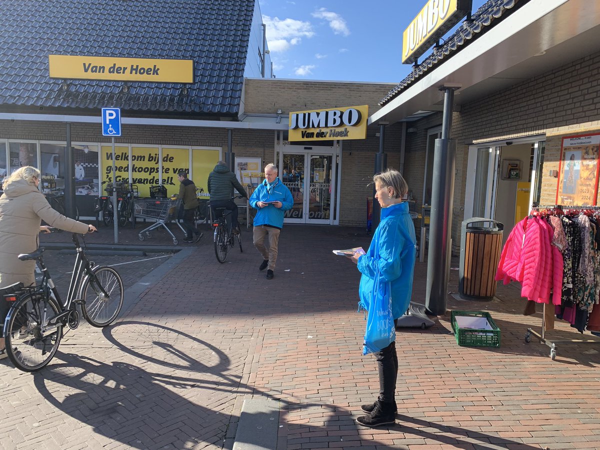 Alma Vervelde en Teun Baars op campagne voor de <a href="/christenunie/">ChristenUnie</a> in ‘s-Gravendeel. Veel positieve reacties. Ook veel mensen die met oa de stemwijzer bij de ChristenUnie uitkomen en daar verrast over zijn.