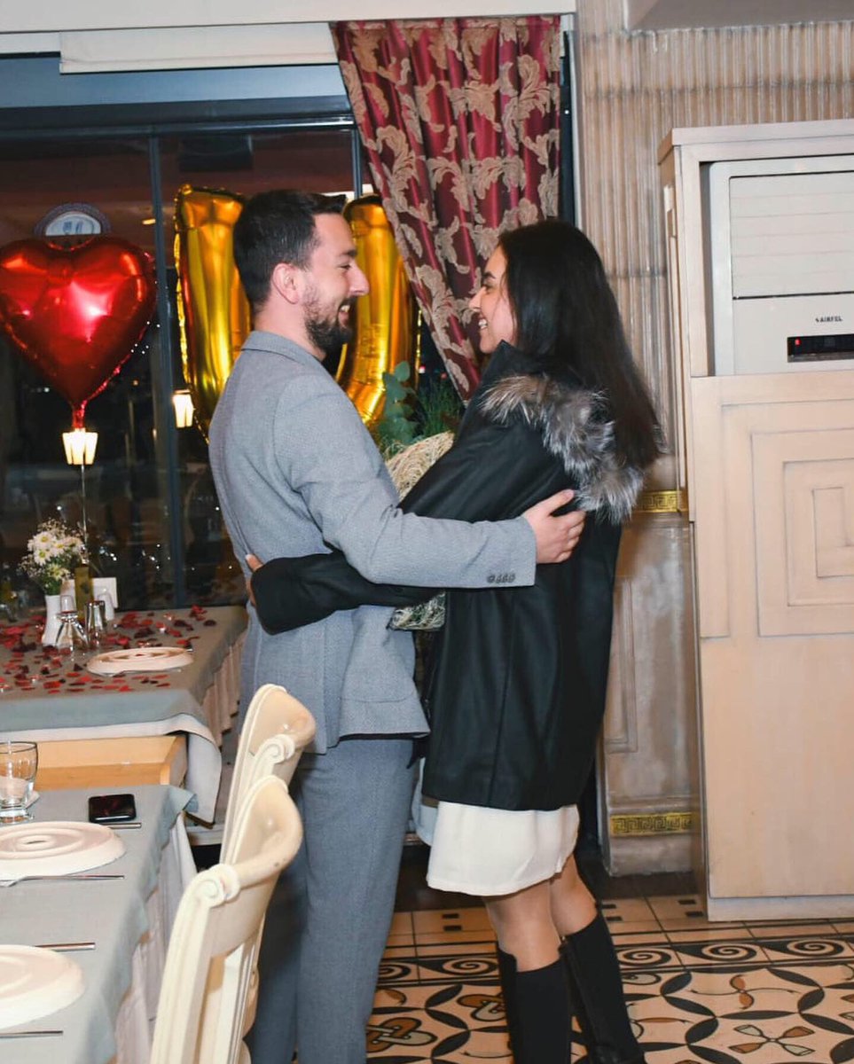 Bizim yolculuğumuzda;
Sevgi var.
Saygı var.
Hoşgörü var.
Mutluluk var.
Eşitlik var.
Mücadele var.

Biraz fazla bekletmiş olsam da, 😊evlenme teklifime; 
“EVET” dedi... ❤️