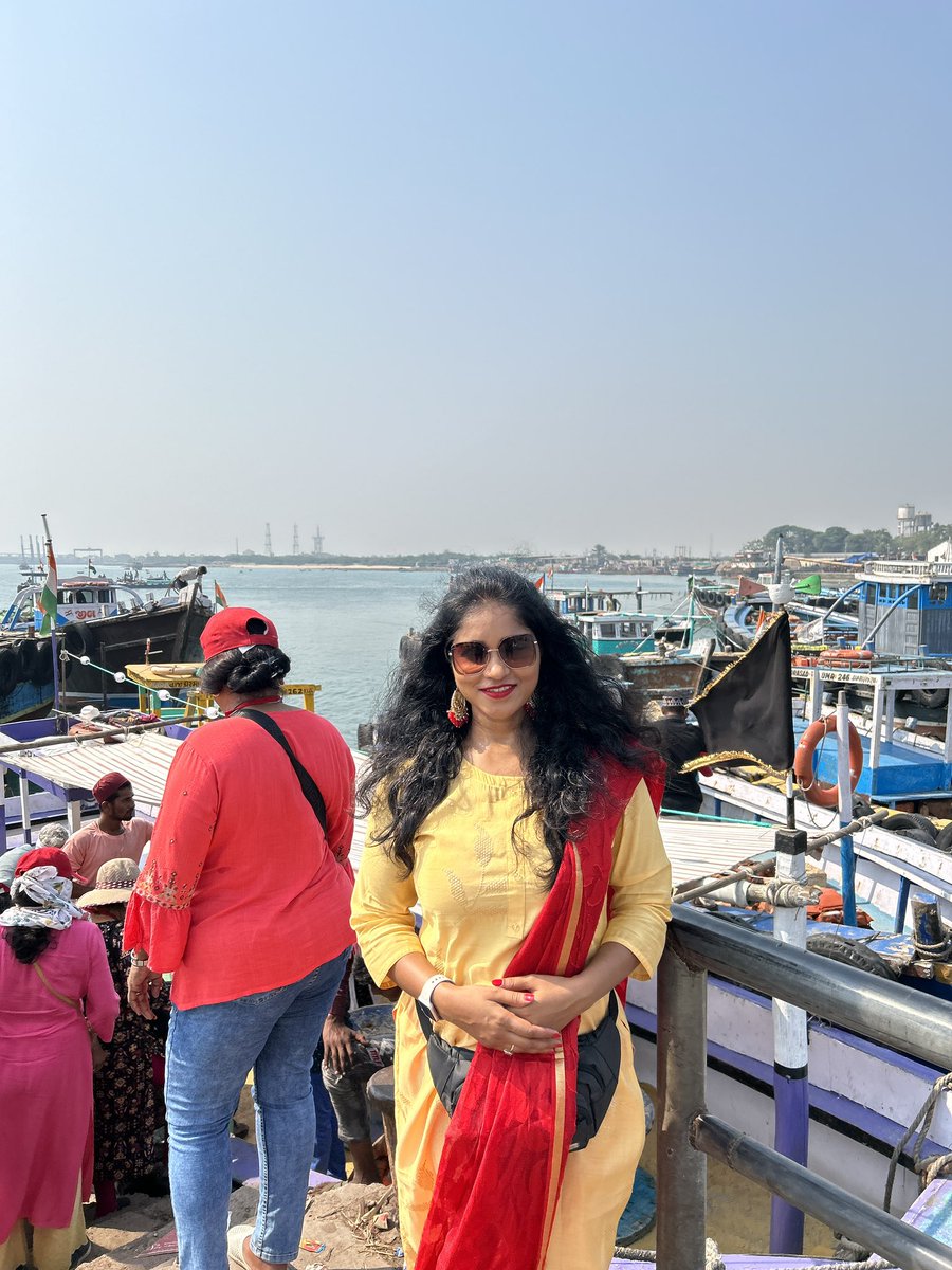 Shweta__Jaya's tweet photo. आप सभी को दीपावली की ढेरों शुभकामनाएं 🙏🙏
At Bet Dwarka, an inhabited island at the mouth of the Gulf of Kutch, situated near coast of the town of Okha, Gujarat…
.
.
.
#BetDwarika #betdwarkagujrat♥️ #betdwarka #ShwetaJayaTravelVlog #shwetajayapandey #OkhaPort https://t.co/Fj3iFfPZZK