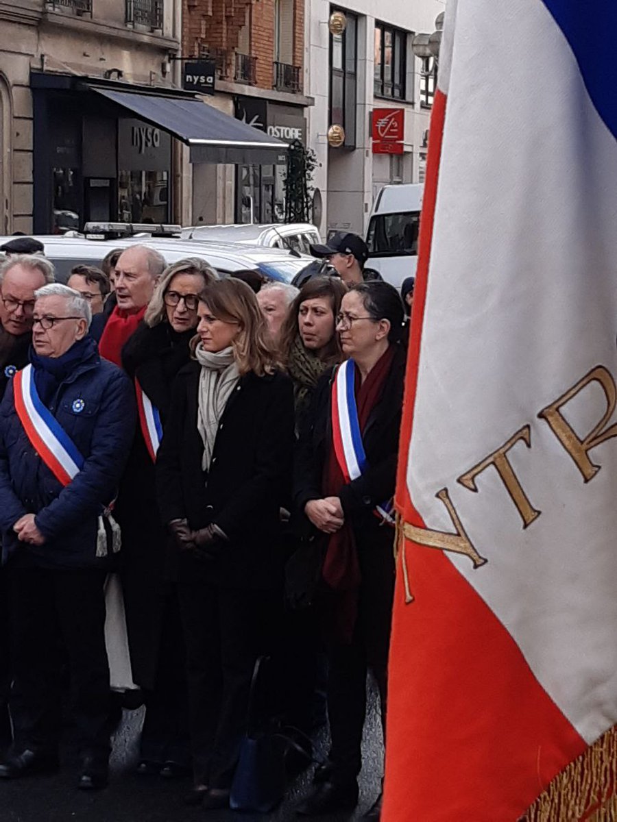 Présents ce matin à #Montrouge, lors des cérémonies du #11novembre pour honorer la mémoire de ceux tombés pour la France, la liberté et la paix.
Face au contexte actuel, nous restons unis dans les valeurs de la #République. 
#DevoirDeMémoire