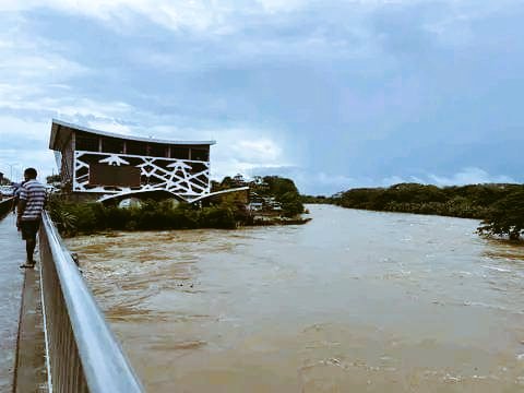 GProGov's tweet photo. Heavy rain in Honiara raises more doubts of the Pacific Games 2023 nxt wk. 

Climate change is getting worse. 

From old stories, the Betikama River (pic) never experienced such flooding 10 yrs ago after a day of downpour.

(Pic supplied. Credit to the photographer) https://t.co/FWB4ALJitn