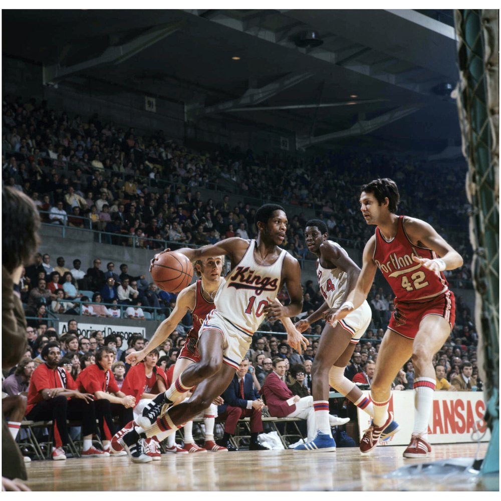 “Tiny” Nate Archibald of the Kansas City - Omaha Kings drives against the Portland Trail Blazers at Omaha Civic Auditorium in Omaha, Nebraska. March 19, 1973. #NeilLeifer #Photography #Basketball #NateArchibald