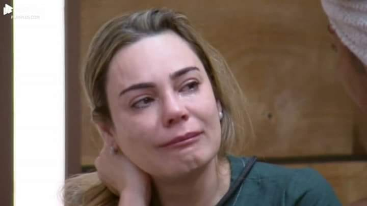 Eu olhando minha conta do banco depois de priorizar minha felicidade:
