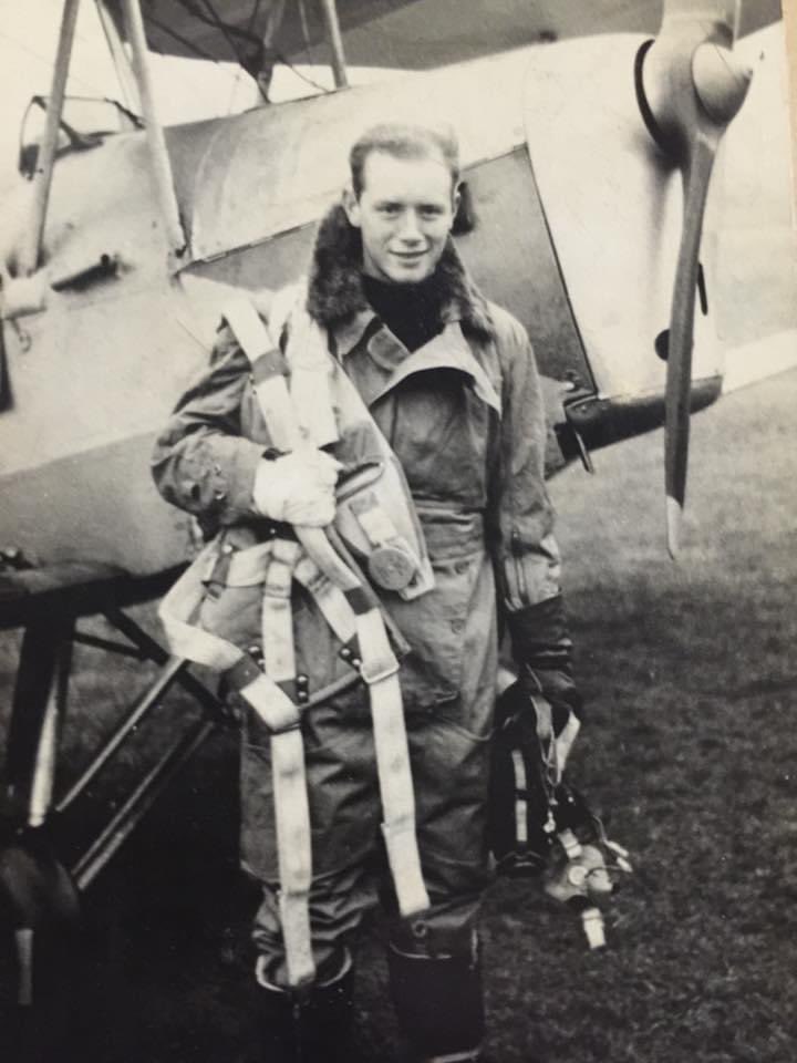 Molevalleycpr's tweet photo. For all those Dads and Grandads who sacrificed their lives or their youth for all of us, so we may live in freedom #LestWeForget #RemembanceDay #ArmistaceDay @PoppyLegion #raf #hli https://t.co/6xbjlB6FNu