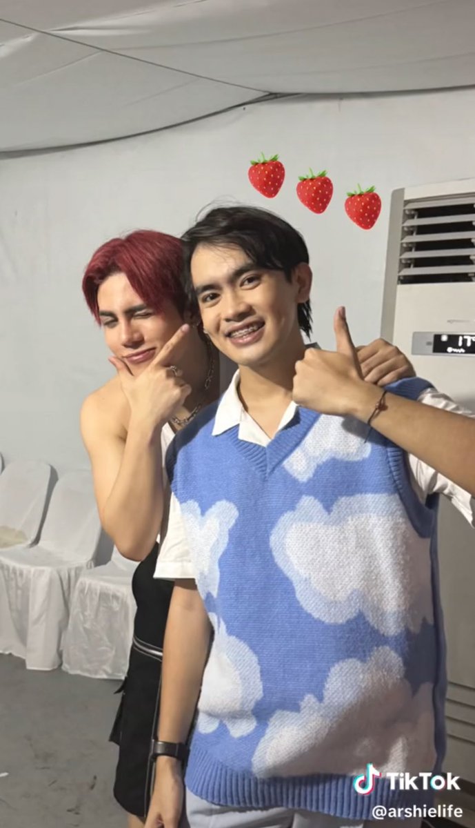 hshmahalima_'s tweet image. kuya arshie: &quot;ayoko &apos;to ipakita, sa&apos;kin lang &apos;to, bahala kayo dyan, Eme!&quot; 😭

*/az a cutie berry talaga si kuya arshie 🥺🍓

#MAHALIMAxTeaMFair2023 
#MAHALIMA_STELL