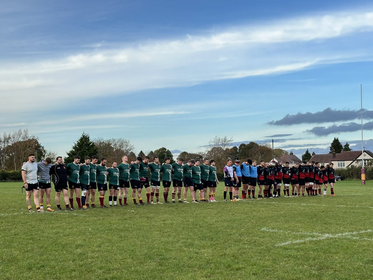 Both sides honouring a minutes silence for #RemembanceDay before todays fixture. @Dursleyrugby @GRFUrugby @swsportsnews