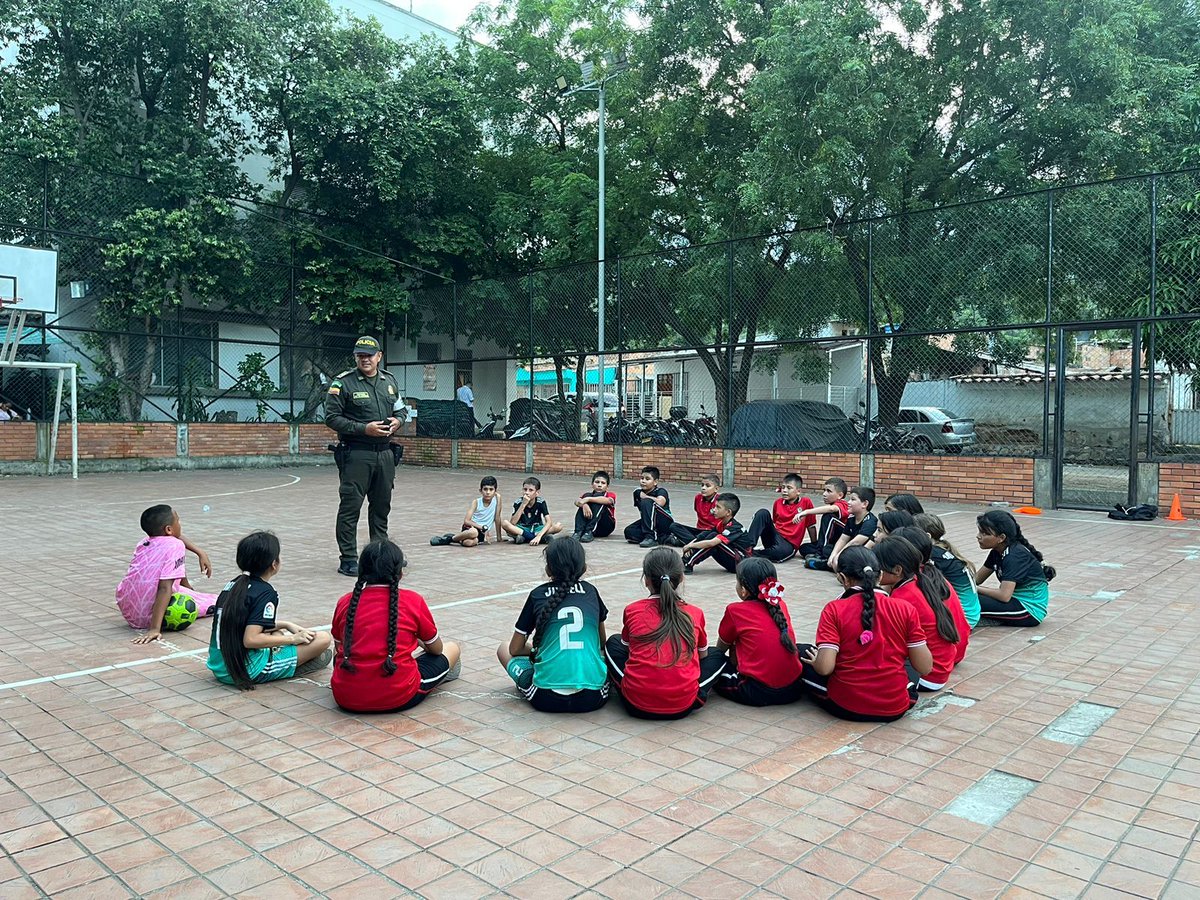 ProteccionPonal's tweet photo. 📍#Cúcuta | 👧👦🏻 Fomenta la comunicación abierta con tus hijos. Hazles saber que pueden hablar contigo sobre cualquier cosa. 💬❤️

#DiosYPatria https://t.co/SLSaWtd7js