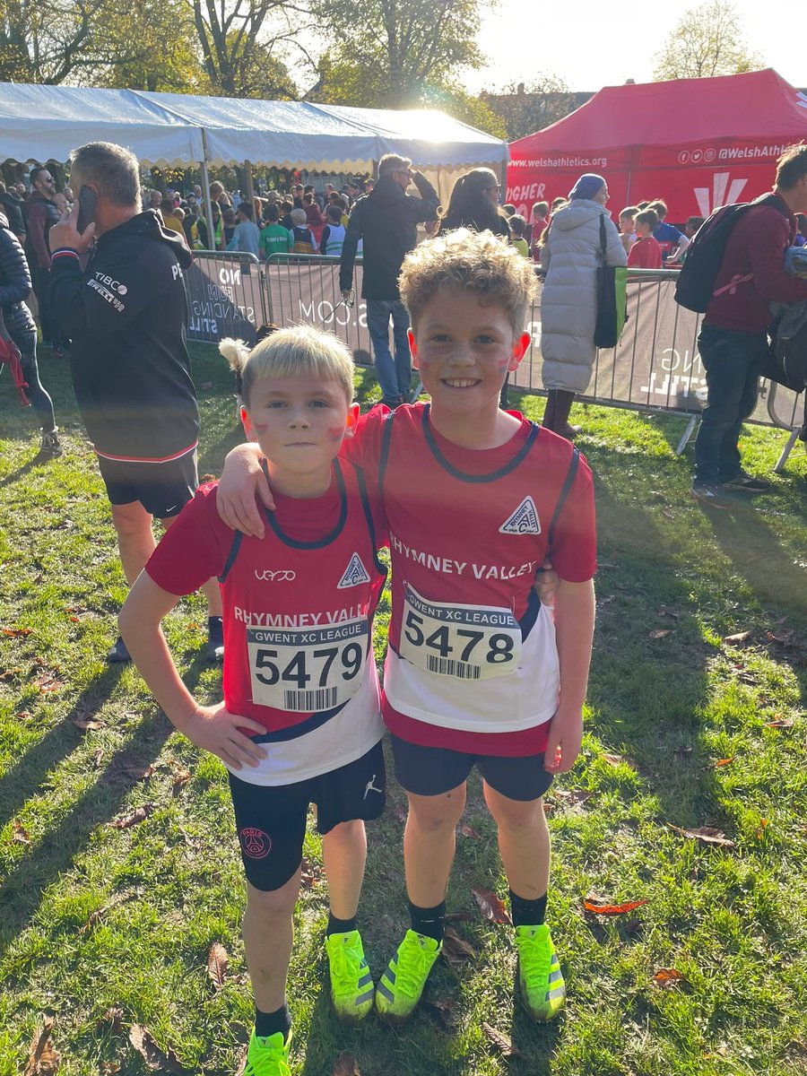 Am ddiwrnod llwyddiannus i <a href="/ygtrelyn/">Ysgol Gymraeg Trelyn</a> heddiw yn cystadleuaeth cynghrair gwent <a href="/WelshAthletics/">Welsh Athletics</a>. Ar bore heulog yn Llandaff mae’r dau yma wedi wneud ni gyd yn prowd! Da Iawn bechgyn am rasio 🏃‍♂️🏃‍♂️<a href="/RhymneyValley/">Rhymney Valley AC</a>