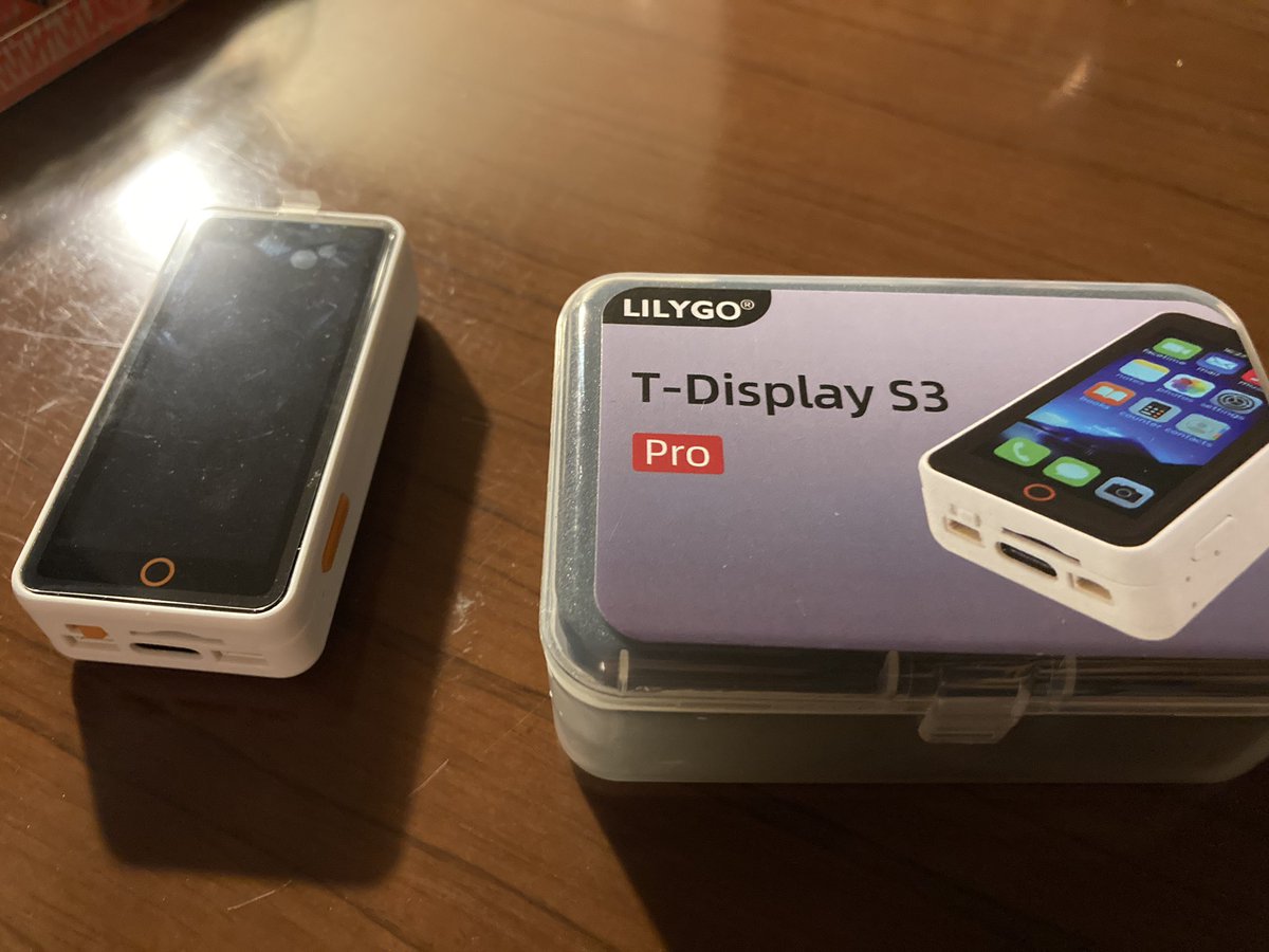 cofelatte_latte's tweet image. LilygoのブースでT-DisplayS3Proを触ってきました!カメラ付き、技適認証あり。めっちゃテンション上がって絶賛しまくっていたらスタッフの人が一個タダでくれました😍笑 謝謝!(今買えるのはカメラ無し版。もらえたのも同様) #MFSZ2023 #MakerFaireShenzhen #esp32S3