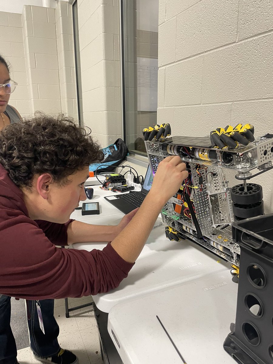omegabotz's tweet image. Omegabotz setting up today’s competition field

#FTCrobotics #Centerstage #LHS #Omegabotz #4885