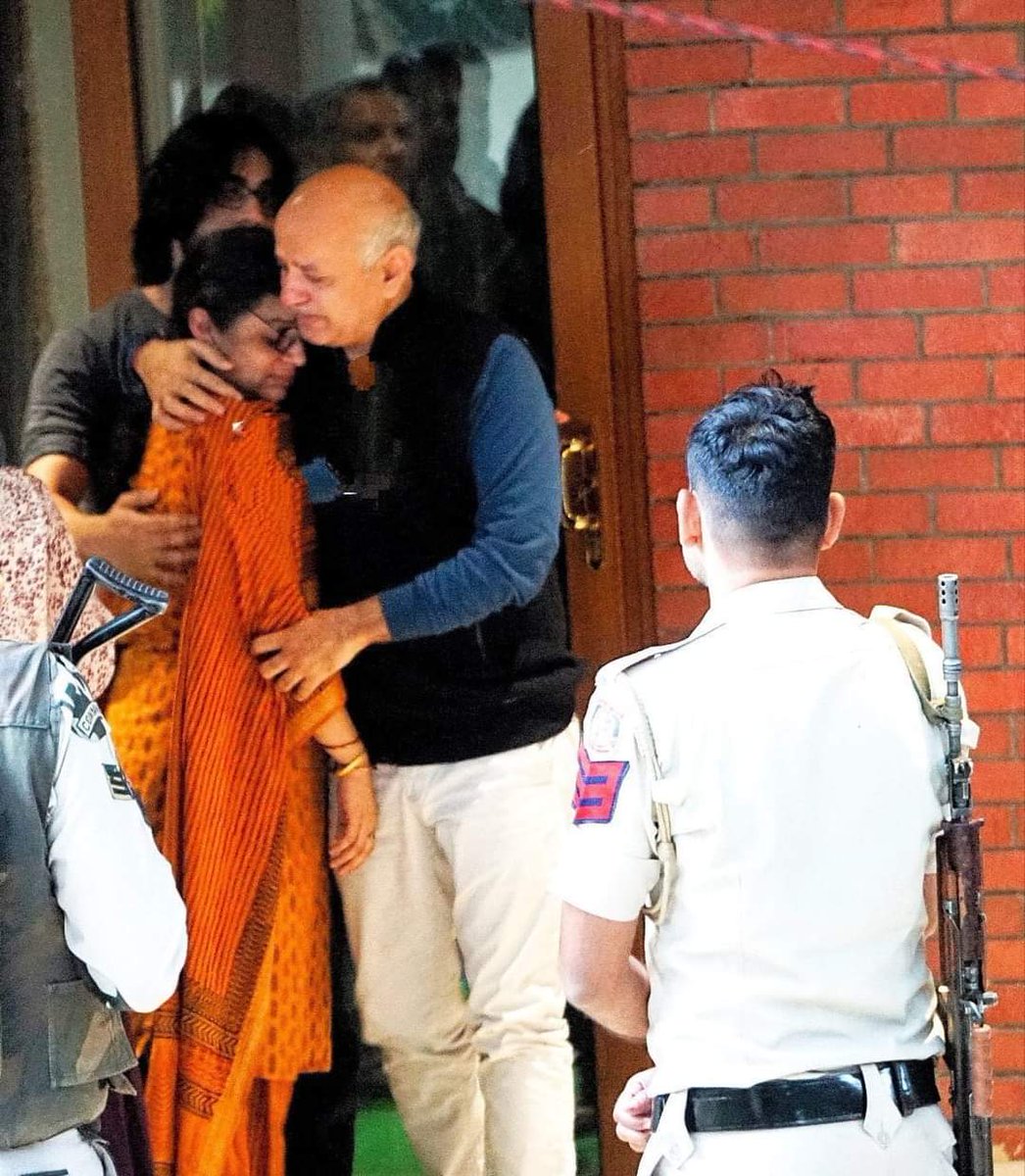 vinayymishraap's tweet image. मेरे निजी जीवन या राजनीतिक जीवन, इन दोनो में आज तक इससे दुखद तस्वीर मैंने नही देखा था। आज उस आदमी के आंखो मे आंसू देख रहा हूं जिन्होंने करोड़ो बच्चो के चेहरे पर हंसी ला दिया था। अन्याय का अंत होता है। रामायण और गीता इसका उदाहरण है।