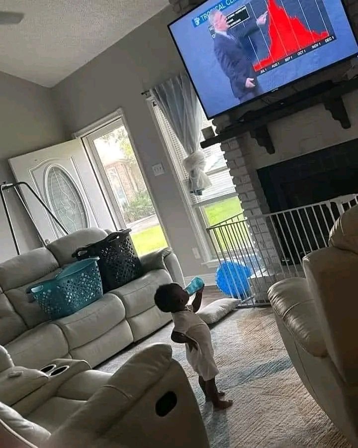 Only God knows how many TV screen this girl don break so far before the parents decided to take this drastic action to prevent further breakdown of law and order in the house 😀
You can see the iron gate ✊✊
  
IMO STATE YAHAYA BELLO ONIGBESE DINO DEAR MTN HELEN PAUL MTN NG