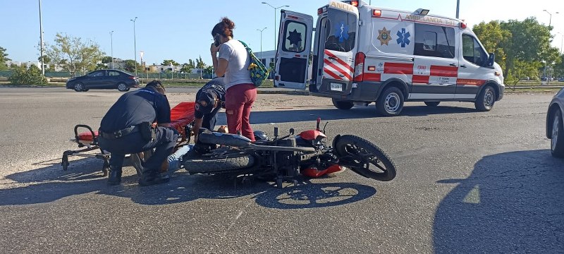 Por las prisas de un automovilista dejó con daños materiales y lesiones a un matrimonio quien se dirigía a Mérida para unas compras escolares
8:30 de la mañana un conductor de un auto Hyundai transitaba sobre la avenida 70 en un momento dado se incorporó sobre una glorieta