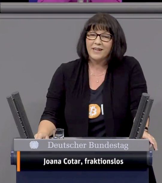 🇩🇪 "Nobody needs the digital euro,” says Member of Germany’s Parliament while wearing a #Bitcoin T-shirt. 🤝