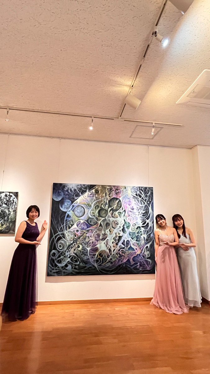 amiclpf's tweet image. 久々Twitter(じゃなかった、X)！
今日は横須賀で、奈央と祥子さんとコンサート２公演でした❣️アートとのコラボ🖼
細矢恵美子さんのエネルギッシュな作品に囲まれていると、感性が磨かれるのを感じます。
ピアリのFgしゅんくんが、東京から来てくれました✨ありがとう😊