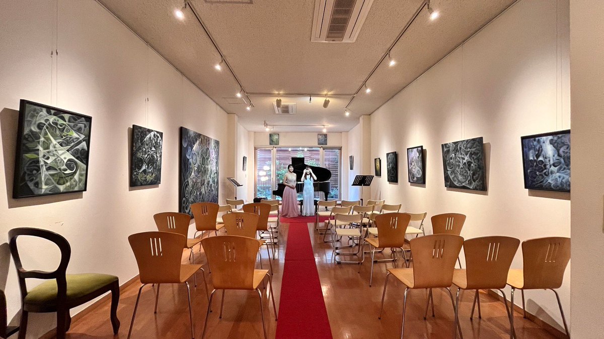 amiclpf's tweet image. 久々Twitter(じゃなかった、X)！
今日は横須賀で、奈央と祥子さんとコンサート２公演でした❣️アートとのコラボ🖼
細矢恵美子さんのエネルギッシュな作品に囲まれていると、感性が磨かれるのを感じます。
ピアリのFgしゅんくんが、東京から来てくれました✨ありがとう😊