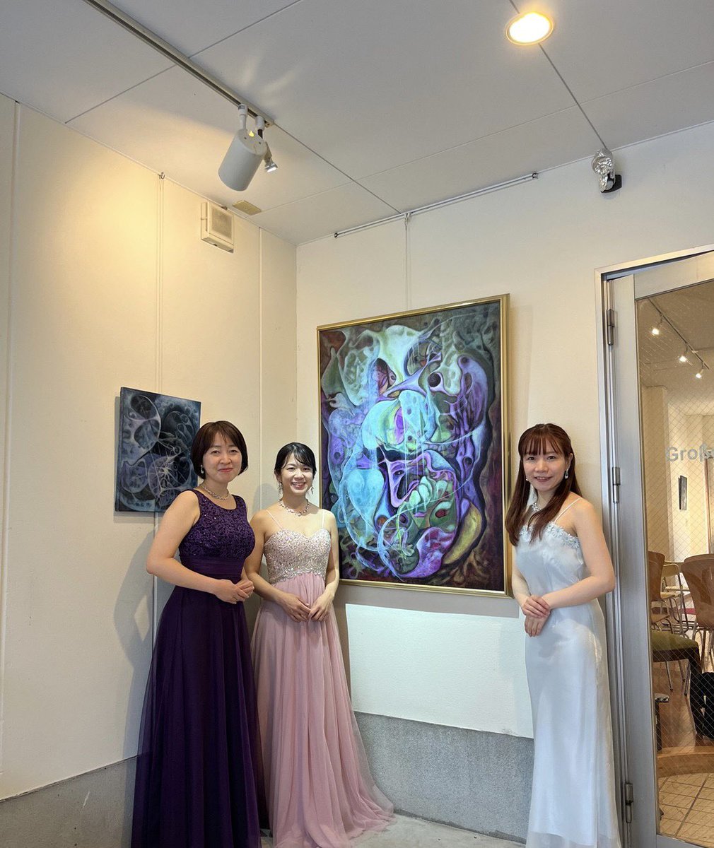 amiclpf's tweet image. 久々Twitter(じゃなかった、X)！
今日は横須賀で、奈央と祥子さんとコンサート２公演でした❣️アートとのコラボ🖼
細矢恵美子さんのエネルギッシュな作品に囲まれていると、感性が磨かれるのを感じます。
ピアリのFgしゅんくんが、東京から来てくれました✨ありがとう😊