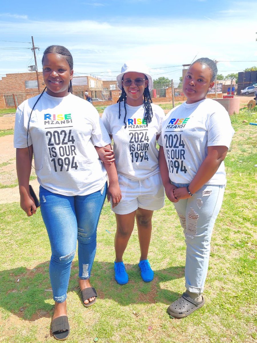 Rise_Mzansi's tweet photo. #RISEMzansi National Coordinator Esther Padi is in Springs in Ekurhuleni.
We have a collective responsibility to build the country that we deserve.
Let’s RISE together!
Get involved: https://t.co/DcsMDmBKAz
#2024isOur1994 #RISEAndRegisterToVote #RegisterToVoteRISEMzansi https://t.co/C9jICf0QSj