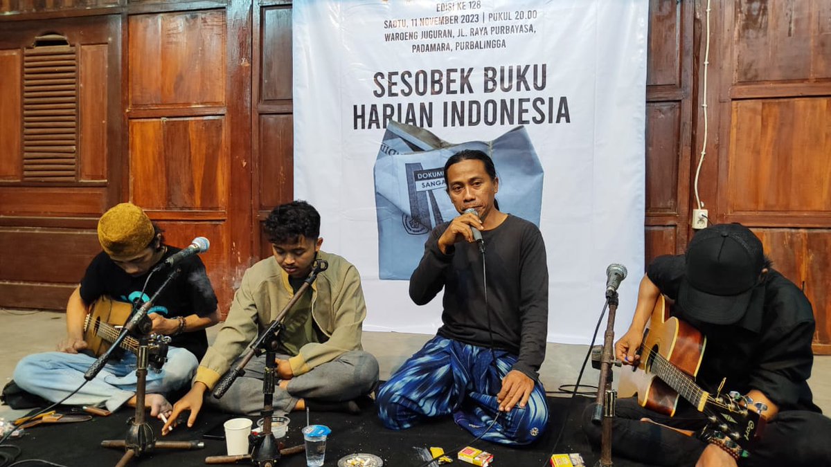 JuguranSyafaat's tweet photo. 'Puisi yang dibaca dengan apa adanya saja enak di dengar. Karena ini puisi puisi ini penuh ruh', Kang Riswanto. #JSNov https://t.co/feittWG7pi