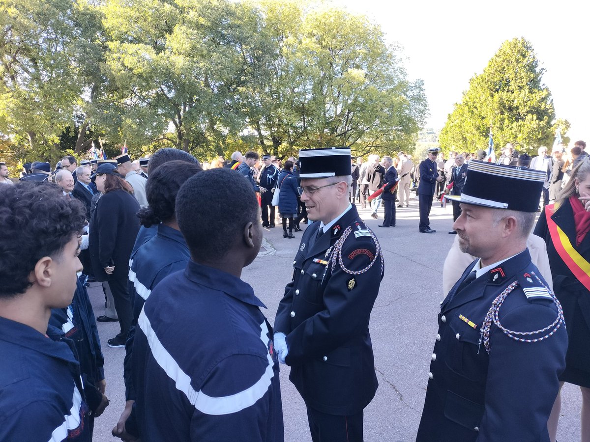 #11Novembre 🧑‍🚒les élèves de la classe pompiers présents aux cérémonies à #avignon , dépôt de gerbes au monument aux morts aux côtés des autorités civiles et militaires <a href="/Prefet84/">Préfet de Vaucluse</a> <a href="/sdis84/">SDIS de Vaucluse-84</a> <a href="/AcAixMarseille/">Acad. Aix-Marseille</a> <a href="/SapeursA/">Sapeurs-Pompiers d'Avignon</a> <a href="/dsden84/">DSDEN de Vaucluse</a> #DevoirDeMémoire
