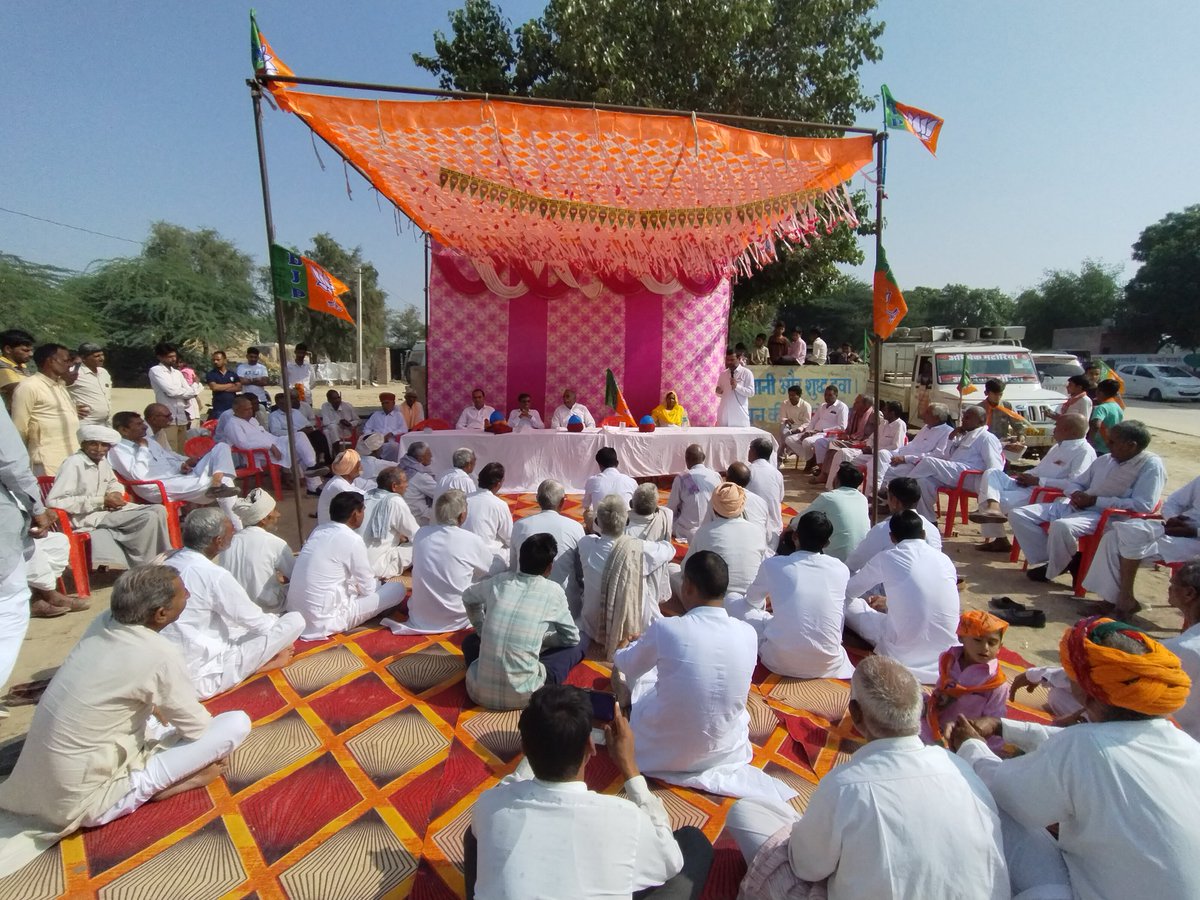 abhishekmatoria's tweet photo. नोहर विधानसभा क्षेत्र के गांव मोटेर में जनसम्पर्क कार्यक्रम के दौरान ग्रामवासियों से मुलाकात कर भाजपा को विजयी बनाने के लिए आग्रह किया ।

#खिलेगा_कमल_जीतेगा_नोहर 
#Abhishekmatoria https://t.co/yVI58BtRbm
