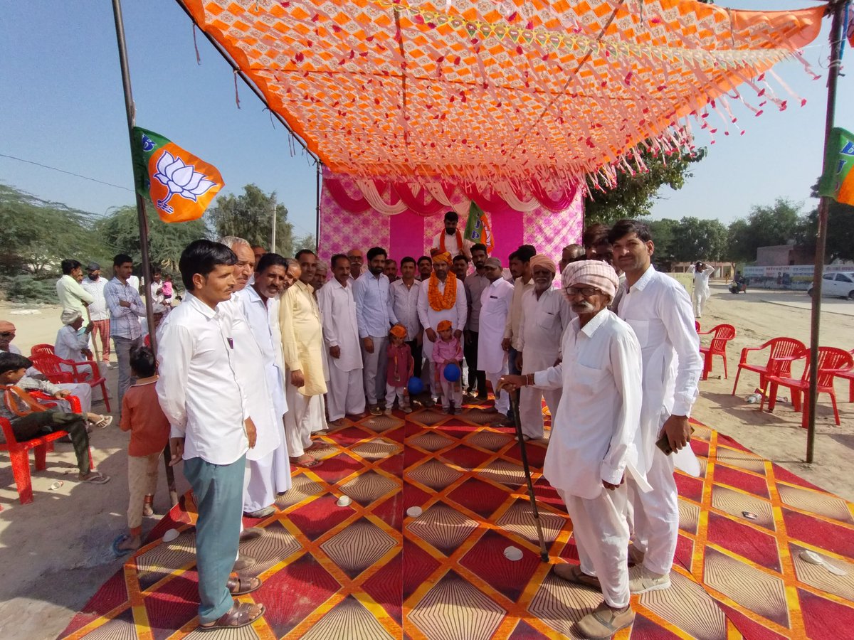 abhishekmatoria's tweet photo. नोहर विधानसभा क्षेत्र के गांव मोटेर में जनसम्पर्क कार्यक्रम के दौरान ग्रामवासियों से मुलाकात कर भाजपा को विजयी बनाने के लिए आग्रह किया ।

#खिलेगा_कमल_जीतेगा_नोहर 
#Abhishekmatoria https://t.co/yVI58BtRbm