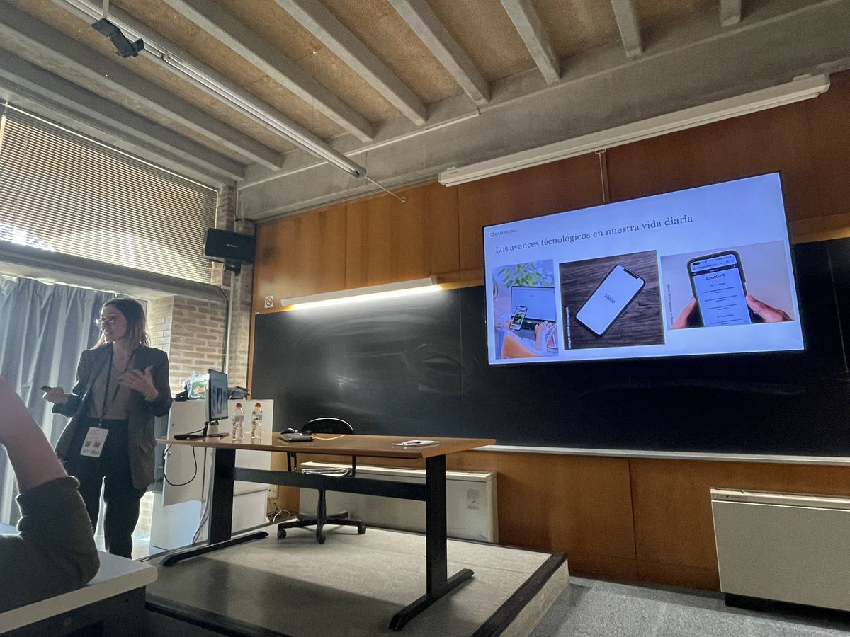 Victoria Peña de Cambridge University Press &amp; Assessment hablando de aspectos prácticos de la IA en la enseñanza y en la evaluación #GIELE2023