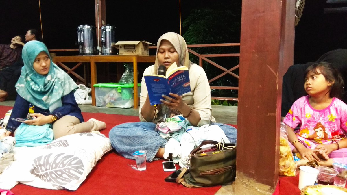 JuguranSyafaat's tweet photo. Mba Fatimah dan Mas Jibon juga membacakan puisi karya Mbah Nun dalam buku "SESOBEK BUKU HARIAN INDONESIA" malam ini di Waroeng Juguran. #JSNov https://t.co/xF6GsMlsei