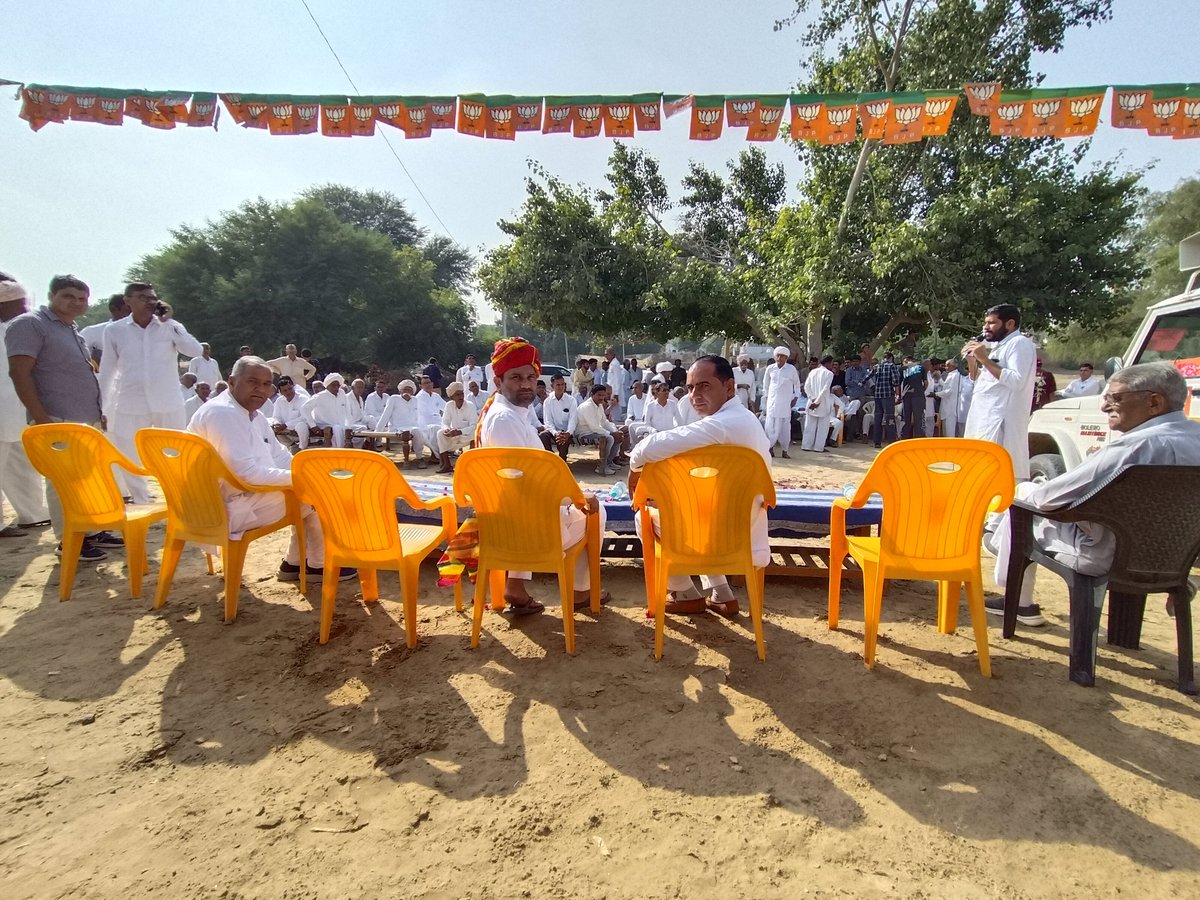 abhishekmatoria's tweet photo. नोहर विधानसभा क्षेत्र के गांव धीरदेसर व उदासर में जनसम्पर्क कार्यक्रम के दौरान ग्रामवासियों से मुलाकात कर भाजपा को विजयी बनाने के लिए आग्रह किया ।

#खिलेगा_कमल_जीतेगा_नोहर 
#Abhishekmatoria https://t.co/LbLOFIXv4b