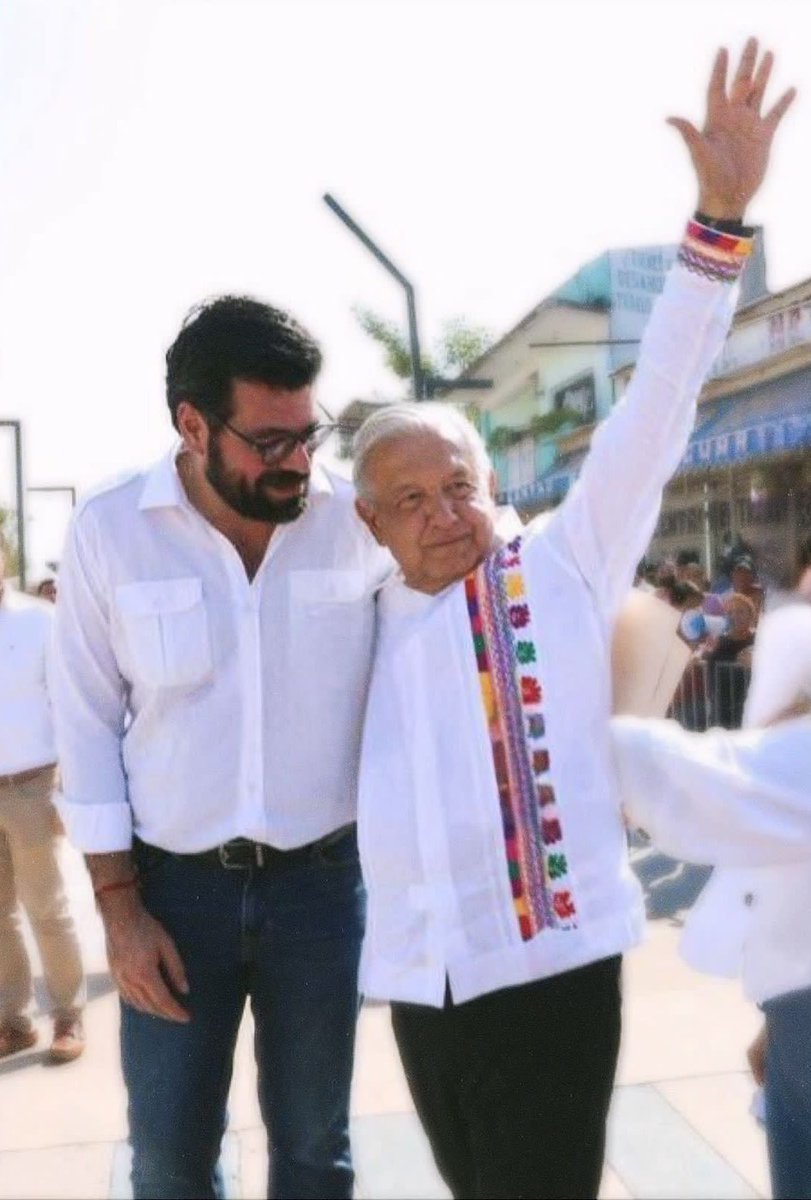 daniel_casasus's tweet photo. Bajo el liderazgo del mejor presidente en la historia de nuestro país hoy podemos decir… ¡Que siga la transformación en #México y #Tabasco! 

¡Abrazos estimado Coordinador @TabascoJavier! 🫶🏽🧔🏻 https://t.co/HsZoD8o9cx