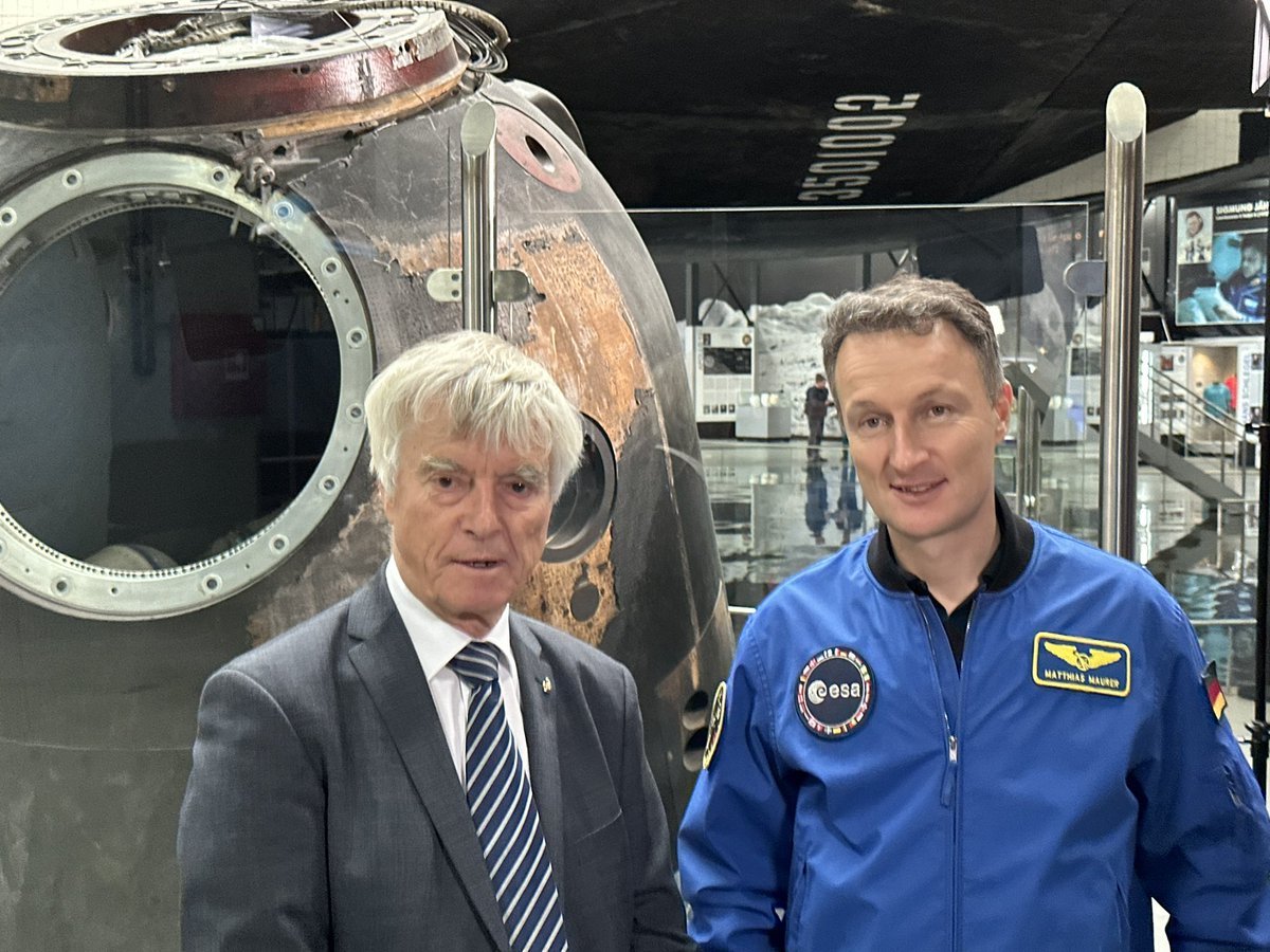 OrbitalPlausch's tweet photo. Heute im @museumtechnik  in Speyer mit Vorträgen von @astro_matthias und #UlfMerbold. Anlass ist das 15 jährige Jubiläum der Ausstellung "Apollo and Beyond". Zusammen mit @sturmf1, @ian_benecken, @Pidi_Patrick, @ZaphBB , @schumi550 &amp; vielen aus dem #TeamSpace. Sehr nice!!! https://t.co/jn1jvXlyC0