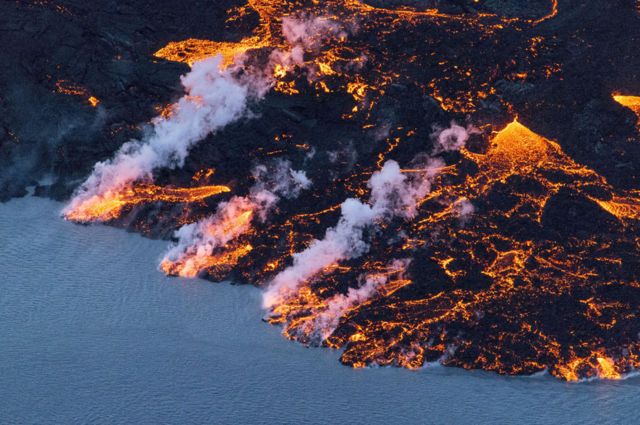 5️⃣La última erupción volcánica en Islandia tuvo lugar en 2014, cuando el volcán Bardarbunga expulsó lava durante seis meses. La erupción más famosa fue la del Eyjafjallajökull en 2010, que provocó el caos aéreo en Europa al paralizar miles de vuelos por la nube de cenizas.