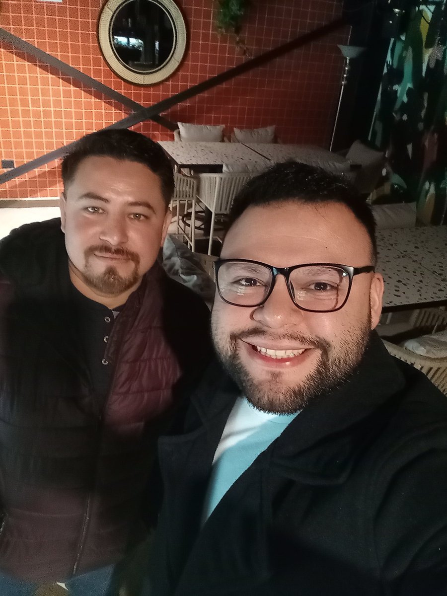 "Foto de la semana" 😎

Es un gusto poder coincidir con amigos que tienen una mentalidad muy abierta y de conocimiento profundo... 

#amigos #emprendedor #filantropia #conocimiento #cafe #proyectos #Sociedad