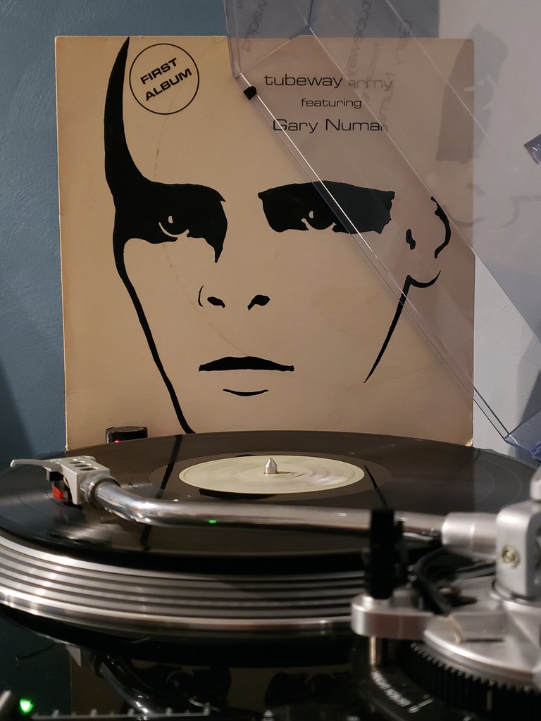 Tubeway Army featuring Gary Numan - First Album (1981).
US reissue of Tubeway Army's 1978 self-titled. A little noisier than I'd usually buy, but I don't know if I'll see another in the wild.
#nowspinning #vinyl #punk #newwave #tubewayarmy #garynuman