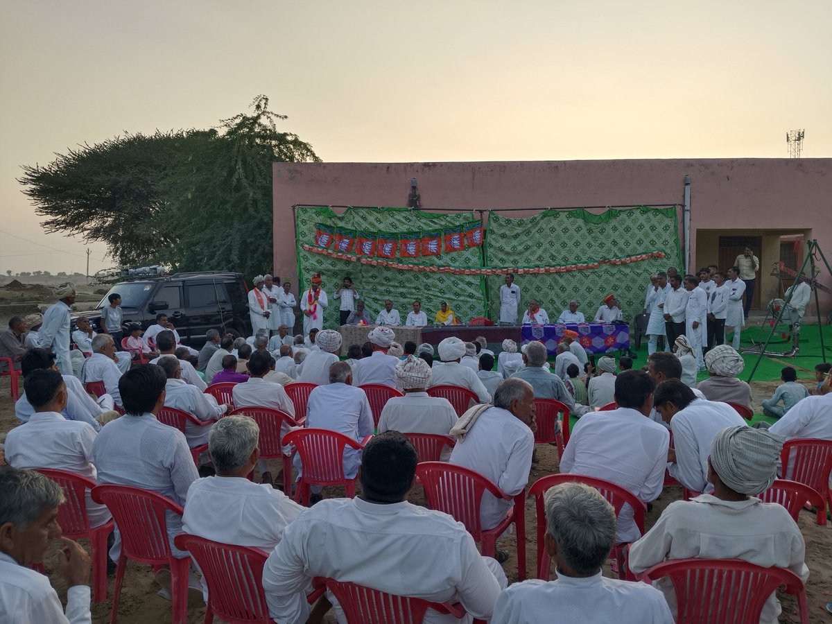 abhishekmatoria's tweet photo. नोहर विधानसभा क्षेत्र के गांव शेखचूलिया में जनसम्पर्क कार्यक्रम के दौरान ग्रामवासियों से मुलाकात कर भाजपा को विजयी बनाने के लिए आग्रह किया ।

#खिलेगा_कमल_जीतेगा_नोहर 
#Abhishekmatoria https://t.co/VSBiFkoPLR
