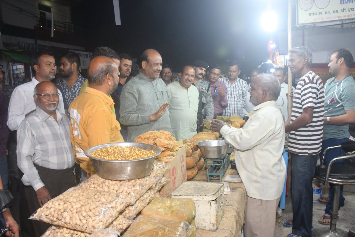 दीपोत्सव का आनन्द, अपनों के संग...

संसदीय क्षेत्र कोटा में विभिन्न स्थानों पर आमजन से दीपावली की राम-राम की। इस दौरान लोगों में स्थानीय उत्पादों की खरीद के प्रति उत्साह दिखा जो सराहनीय है। हम जितना अधिक #localforvocal होंगे, हमारे MSME sector को उतना ही अधिक बढ़ावा मिलेगा।
#kota