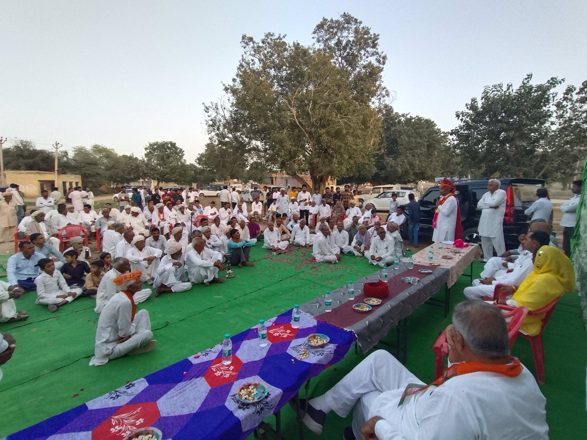 abhishekmatoria's tweet photo. नोहर विधानसभा क्षेत्र के गांव शेखचूलिया में जनसम्पर्क कार्यक्रम के दौरान ग्रामवासियों से मुलाकात कर भाजपा को विजयी बनाने के लिए आग्रह किया ।

#खिलेगा_कमल_जीतेगा_नोहर 
#Abhishekmatoria https://t.co/VSBiFkoPLR