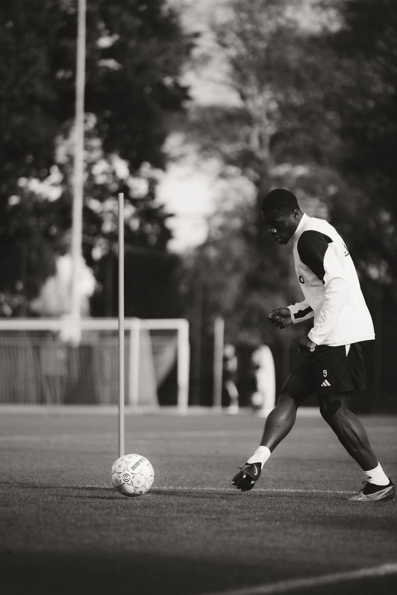 AFCAjax's tweet photo. Bergwijn 🤜🤛 Brobbey

#almaja https://t.co/mKXHbl34hc