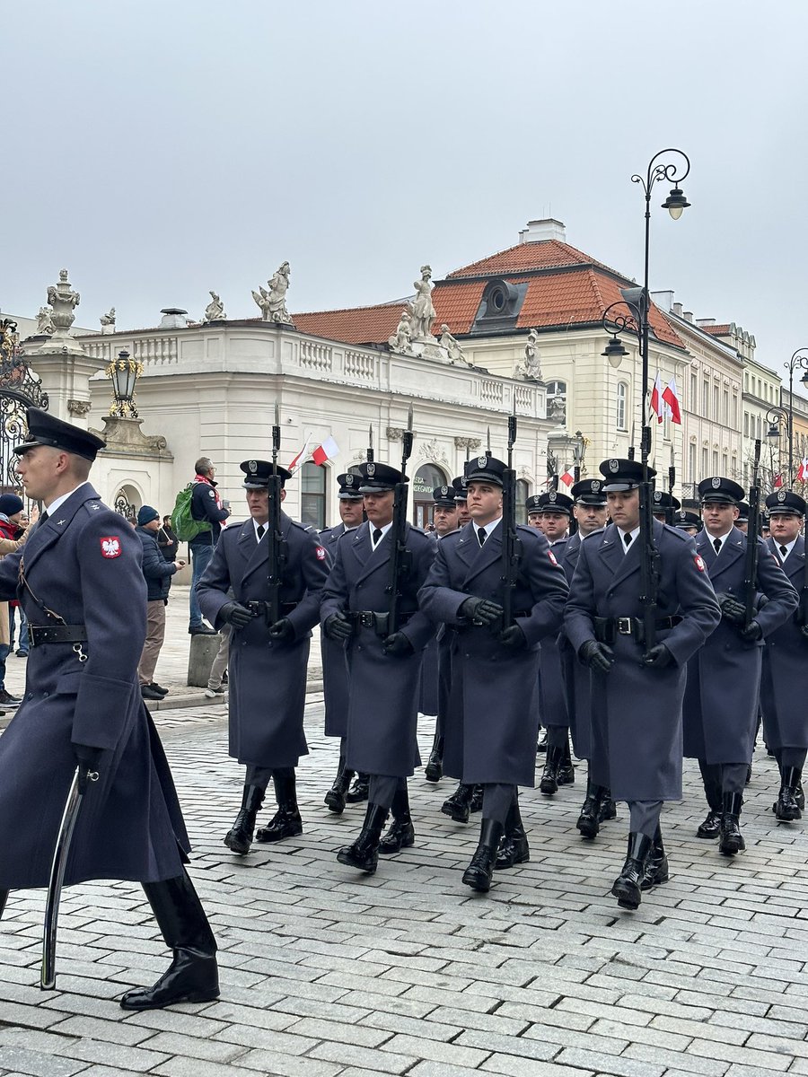 Lorenabrtn's tweet photo. 11/11 en Pologne : fête nationale de l’indépendance du pays déclarée en 1918 #Poland https://t.co/WbJVxX6sLm