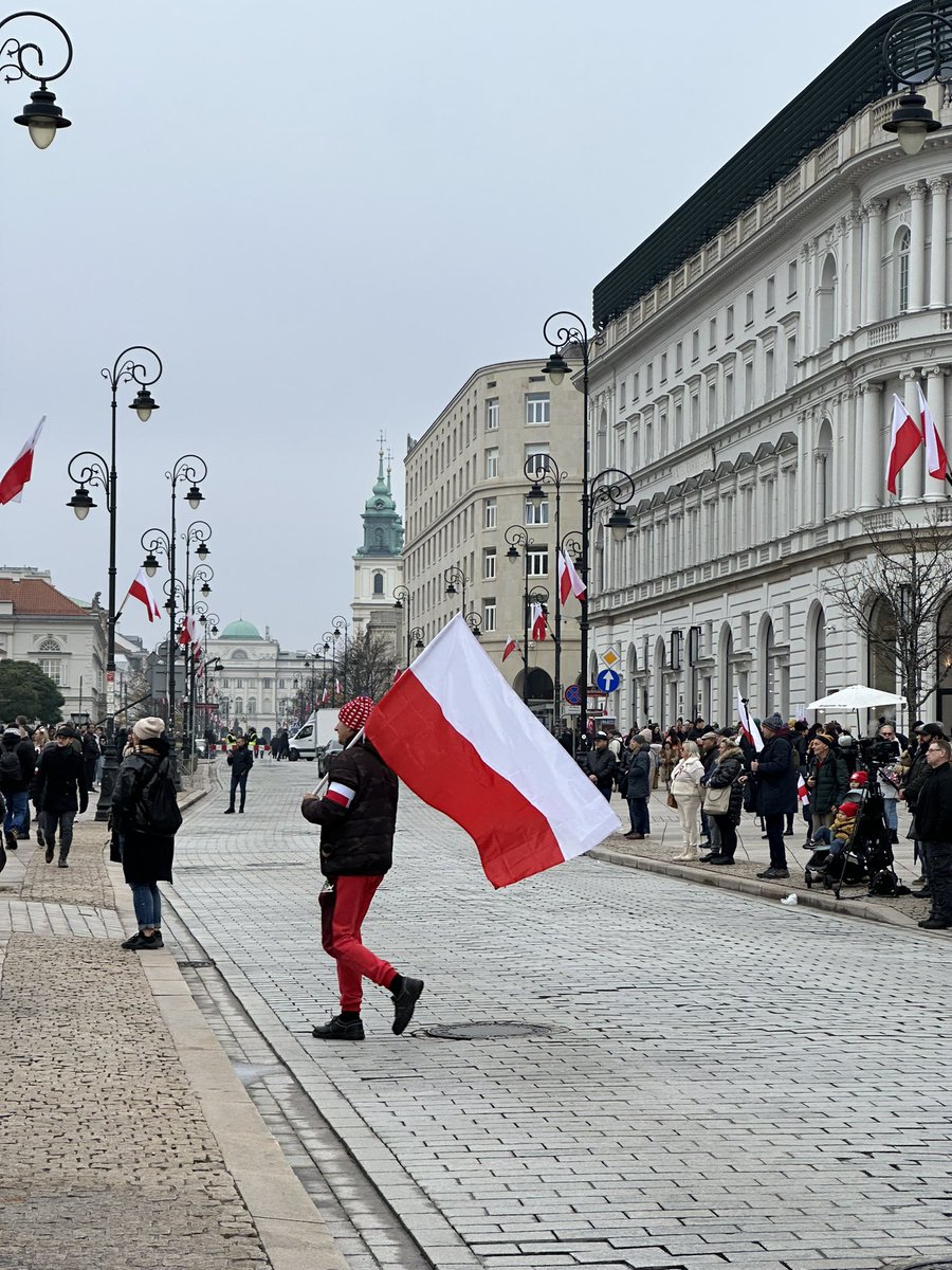 Lorenabrtn's tweet photo. 11/11 en Pologne : fête nationale de l’indépendance du pays déclarée en 1918 #Poland https://t.co/WbJVxX6sLm