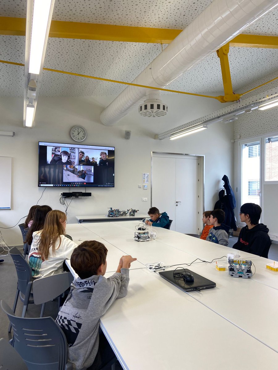El otro día tuvimos una videoconferencia con nuestros compañeros <a href="/invictusfll/">Invictus</a>.
¡Un placer hablar y compartir ideas con vosotros! 🙌🏻✨
#FLL <a href="/RobotronicBulls/">FLL Robotronic Bulls</a> #MASTERPIECE
