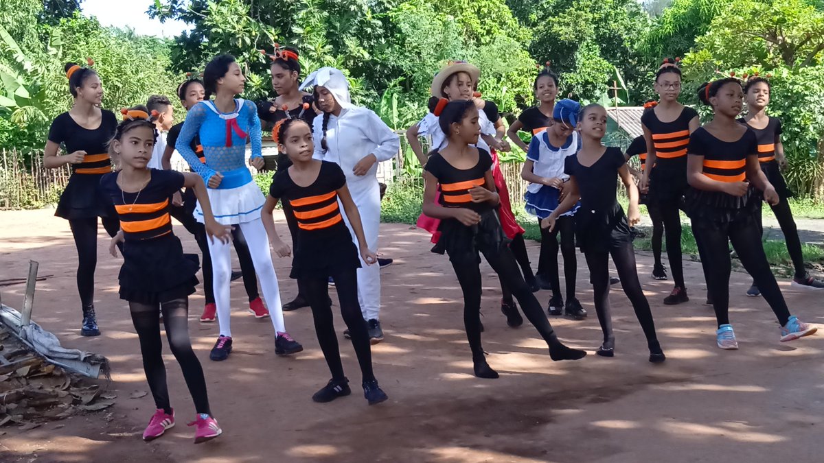 Yerlis83550122's tweet photo. Cómo parte de la Gira Artística que desarrolla la Colmenita de Moa por las diferentes comunidades del territorio en saludo al Triunfo de la Revolución, se presentó esta vez en la comunidad Planta de Hielo.
#VamosPorMas
#LaCulturaEnBuenasManos https://t.co/4sSK5M1aaa