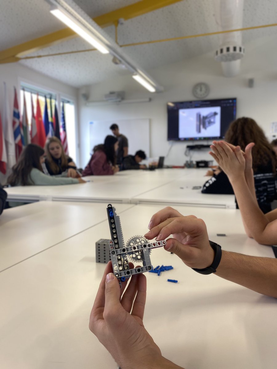 Estos días estamos trabajando en el proyecto de innovación y en formaciones para la construcción del robot. Vamos aprendiendo y construyendo juntos con nuestros compañeros <a href="/LegoBeavers/">Legotronic Beavers</a> 💚❤️
#FLL #MASTERPIECE