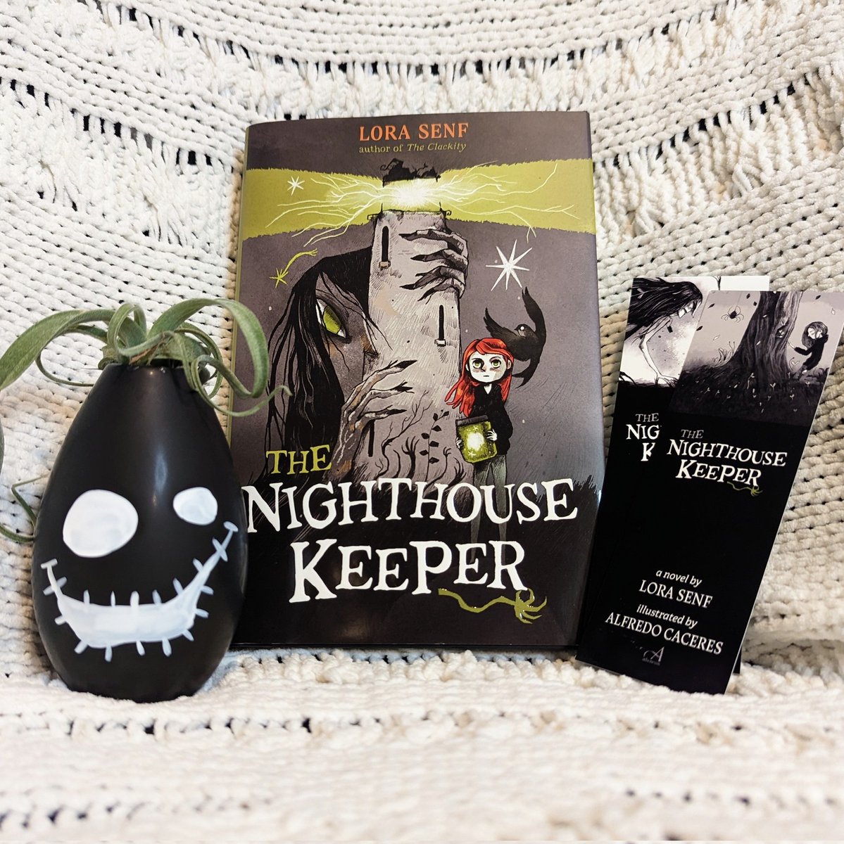 🕷️🕸️💚 GIVEAWAY💚🕸️🕷️

Let's do a signed hardback of THE NIGHTHOUSE KEEPER and a couple bookmarks.

Just 🖤, rt, and go do something kind (I'll take your word for it).

Ends 11/17/23.