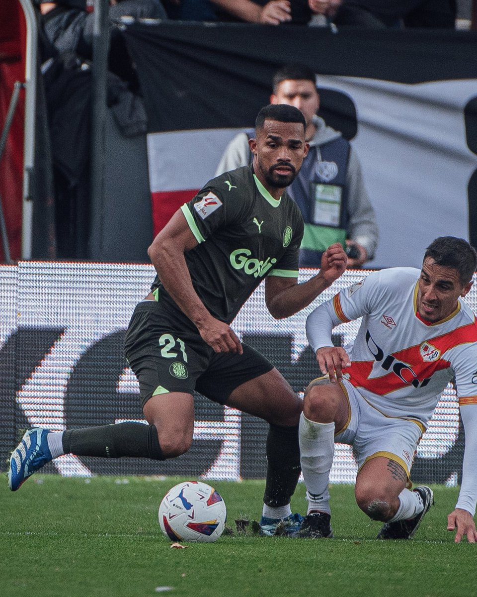 giraltpablo's tweet photo. Ni Real Madrid, ni Barcelona: el GIRONA de YANGEL HERRERA sigue líder de la liga española.

Clase maestra del venezolano en el triunfo ante Rayo Vallecano ✨️🇻🇪 https://t.co/MCEuThSEQ7