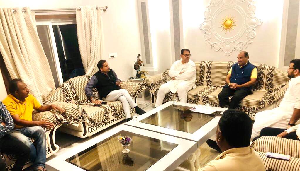 Met & discussed in #Shujalpur with AICC Assembly Observer @Singhshantanu77 and #Shajapur District #Congress President @BuntyYogendra, District Youth Congress Chief @JayantSsikarwar, regarding ongoing poll campaign of our #Shujalpur Candidate #RamveerSinghSikarwar.